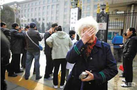 鐵道老職工穿定做工作服與鐵道部門(mén)牌合影