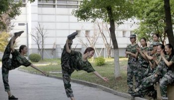 女生軍訓時褲子開檔,定做服裝質量為何這么水？