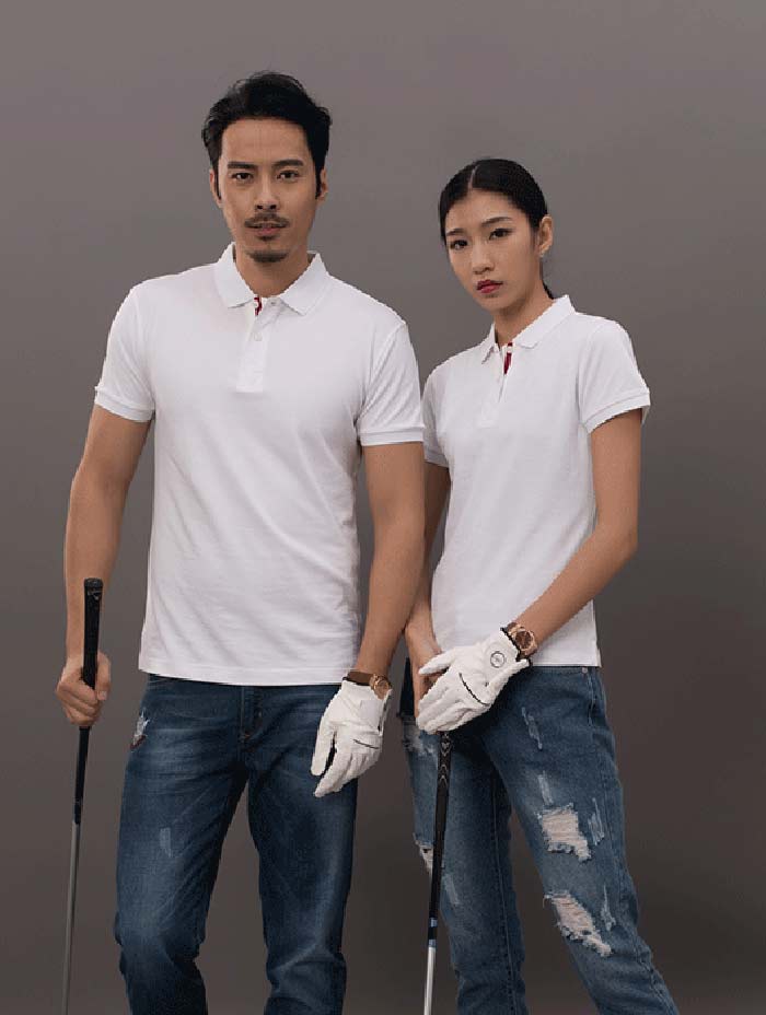 男女同款純色絲光棉短袖翻領T恤衫工衣定制之白色模特展示圖